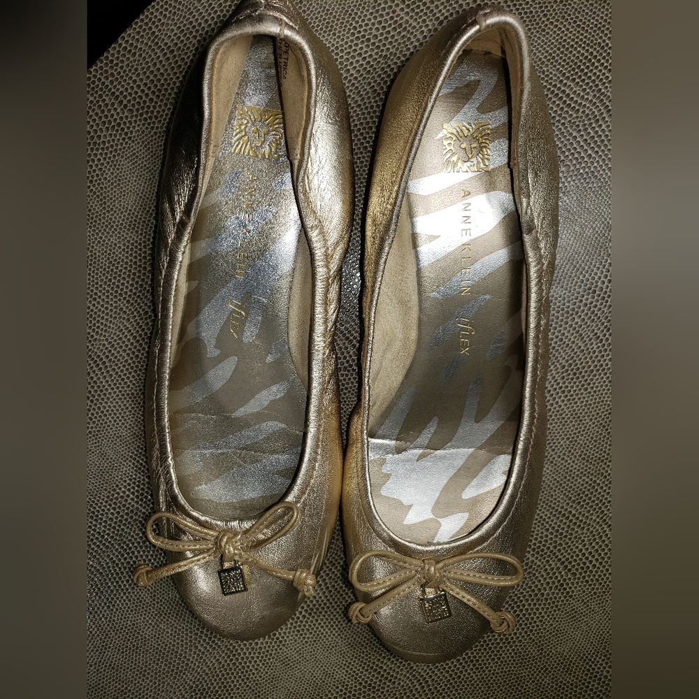 Gold leather flats size 6M Anne Klein - Picture 2 of 16